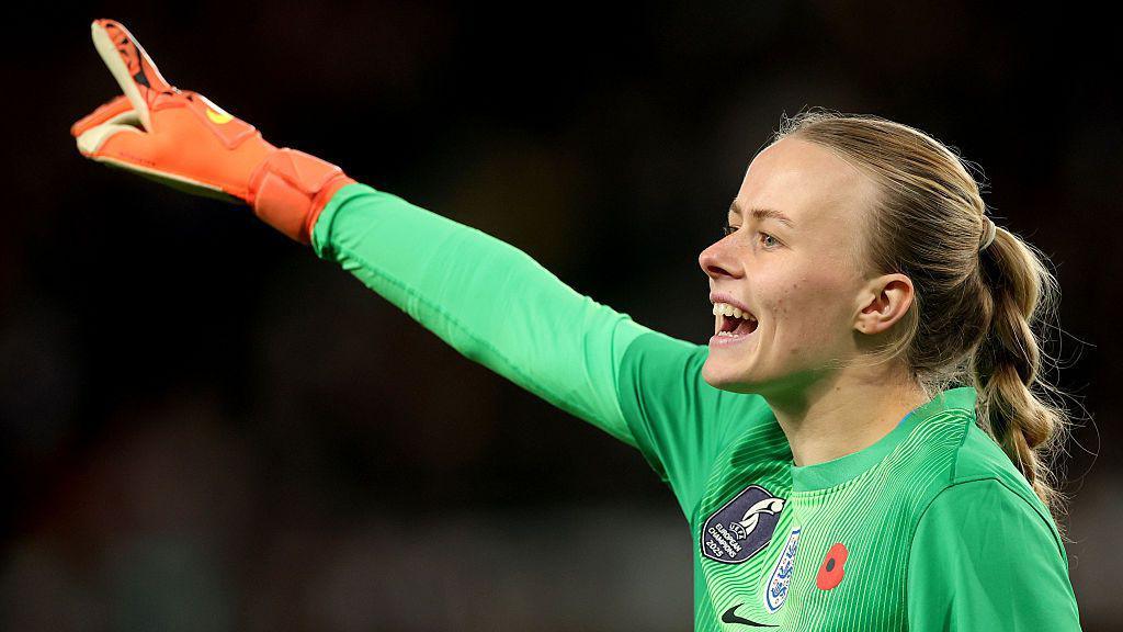 حمایت سرمربی چلسی از هننا همپتون پس از انتقادات مری ارپس